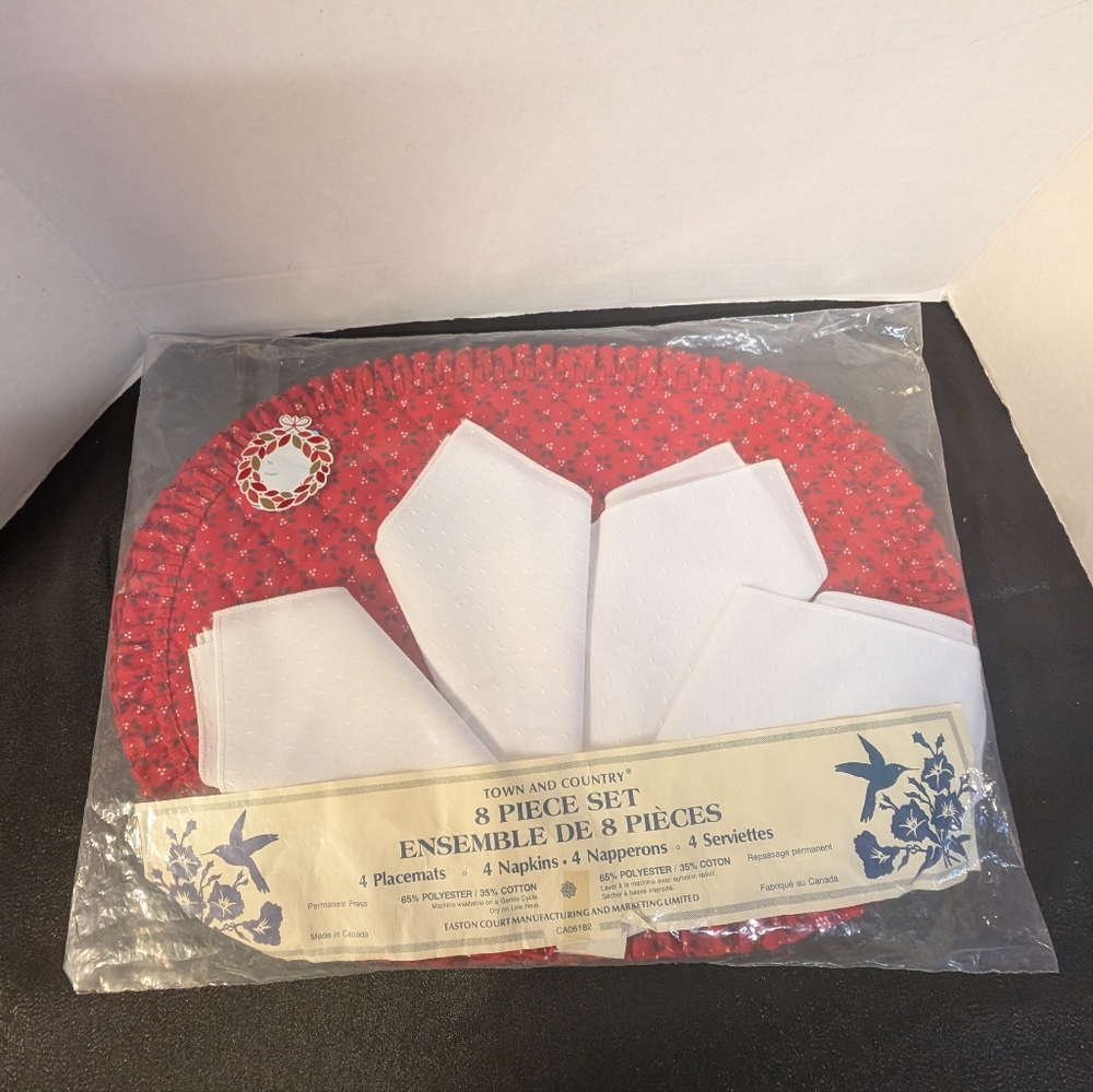 New Town & Country  Christmas 4 Red Holly Fabric Placemats 4 Napkins Holiday Lot